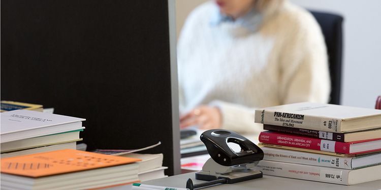 Student sitzt vor dem computer